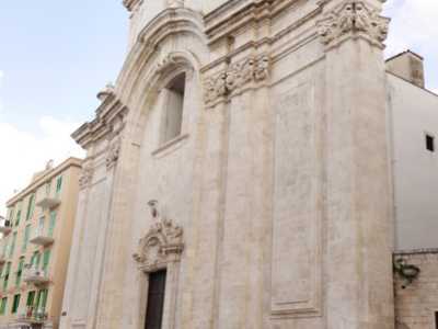 Torniamo dunque in piazza Mazzini, ritrovandoci sulla destra la chiesa di Santa Maria Assunta. Realizzata in pietra bianca nel 1744, reca sopra il portone d'entrata un finestrone rettangolare e, ancora pi� su, un sottile arco a tutto sesto che racchiude in una nicchia una statua di Sant'Ignazio di Loyola